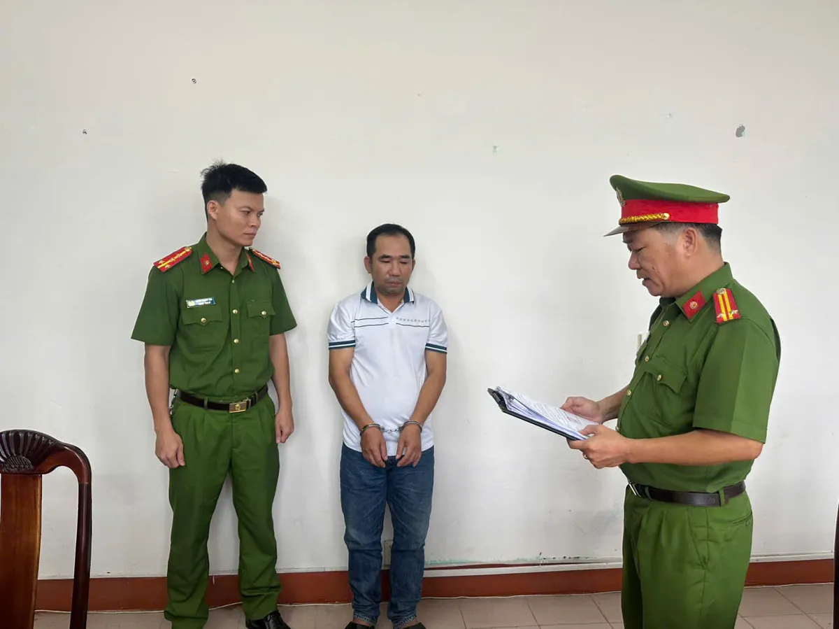 Dùng dao đâm vào ngực bạn nhậu vì trêu ghẹo chủ quán- Ảnh 1.