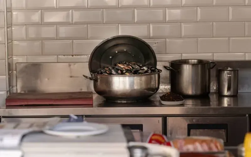 Gian bếp tại một quầy hàng thức ăn đường phố đã bị chính quyền Thổ Nhĩ Kỳ đóng cửa để điều tra sau vụ việc (Ảnh: DPA)