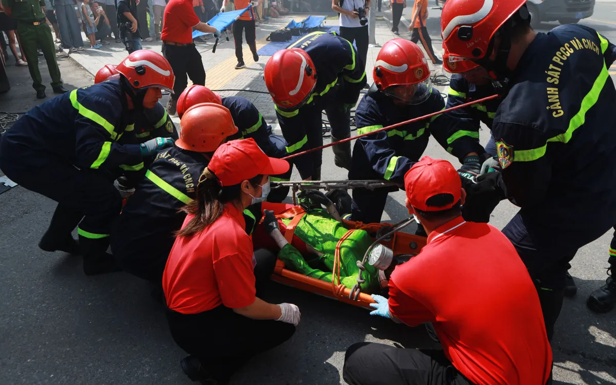 Nhiều chiến sĩ được huy động tham gia buổi diễn tập chữa cháy và cứu nạn, cứu hộ tại Khu dân cư và Công viên Phước Thiện thuộc dự án Vinhomes Grand Park.