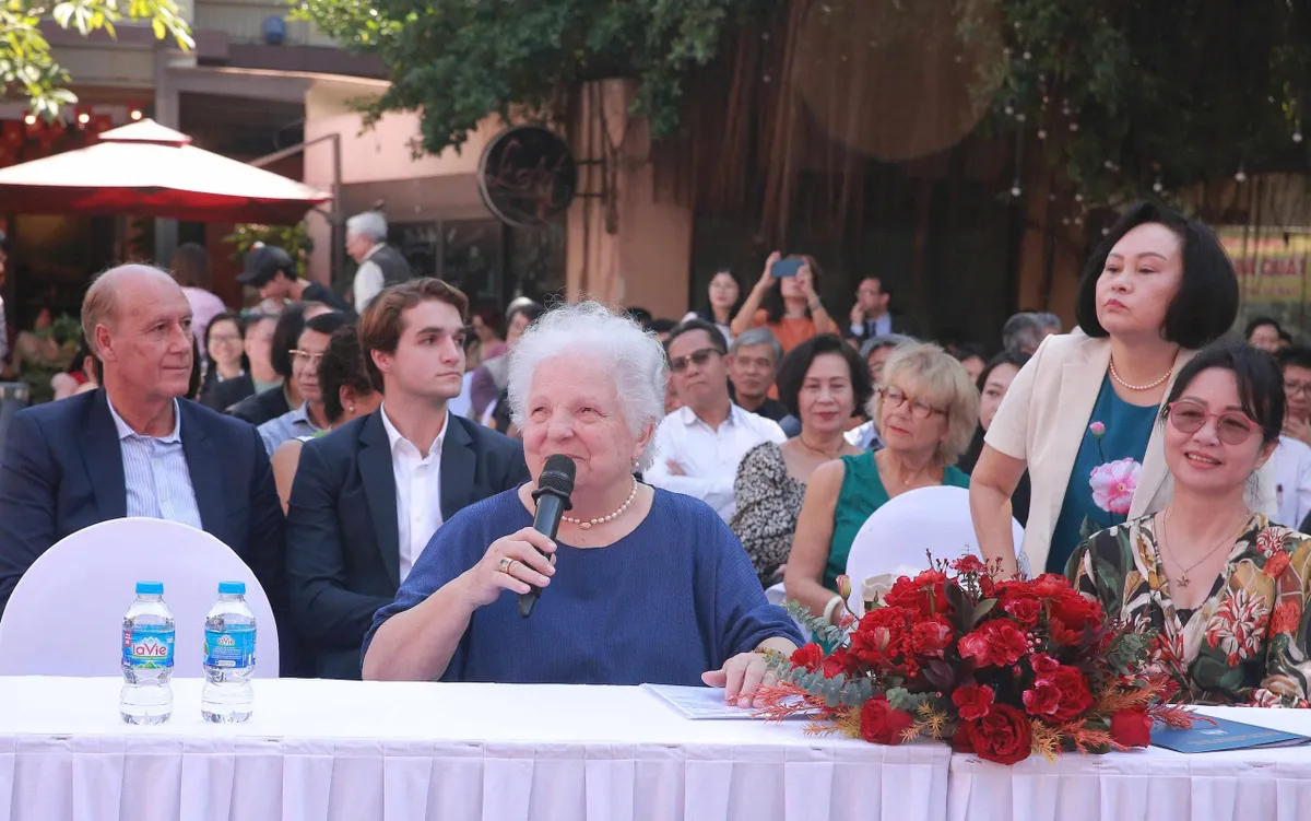 Hậu duệ họa sĩ Victor Tardieu xúc động tham dự triển lãm 100 năm Mỹ thuật hiện đại Việt Nam - Ảnh 5.