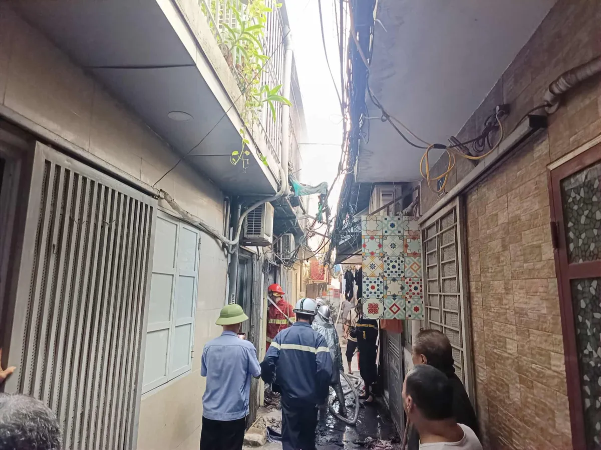 Hà Nội: Cháy nhà trong ngõ sâu trên phố Lĩnh Nam - Ảnh 1.