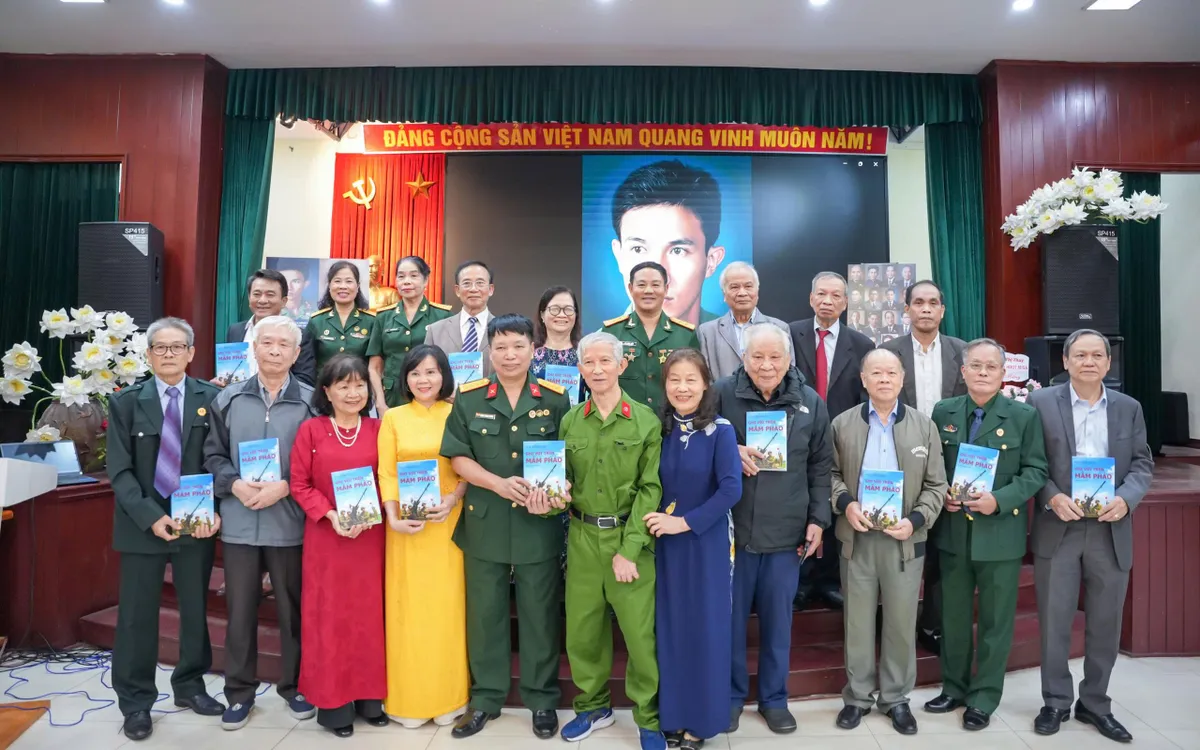 Tác giả trao tặng cuốn sách cho các đại biểu, cựu chiến binh...