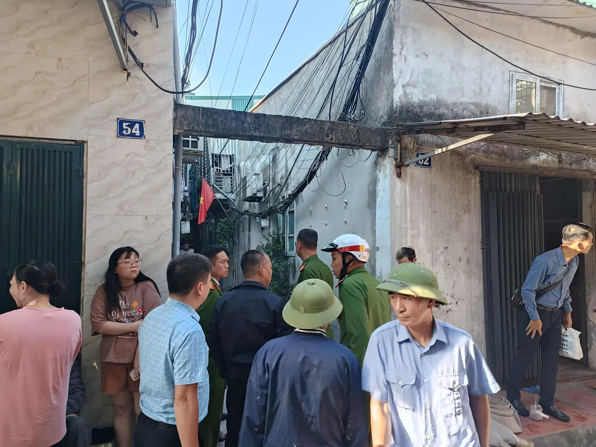 Hà Nội: Cháy nhà trong ngõ sâu trên phố Lĩnh Nam - Ảnh 3.