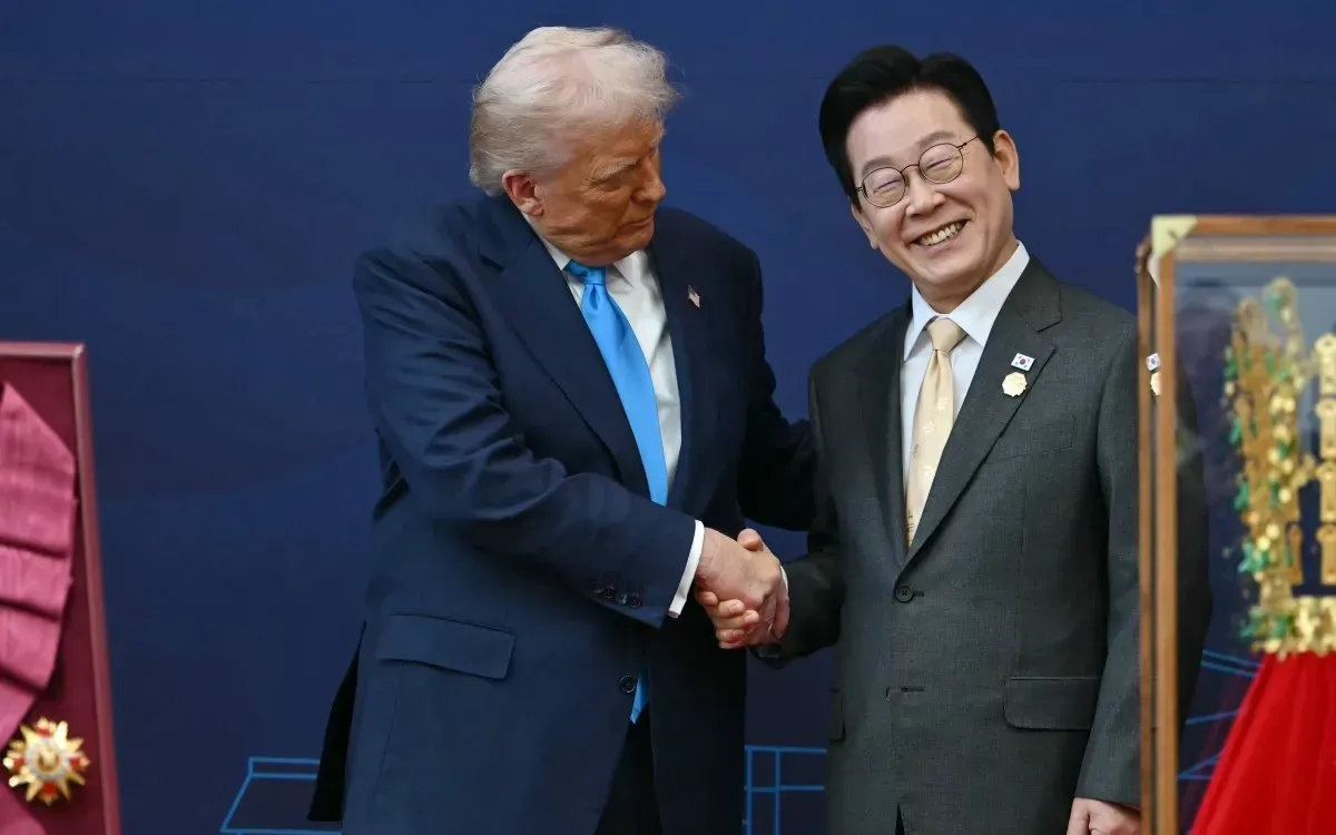 Tổng thống Mỹ Donald Trump (trái) bắt tay Tổng thống Hàn Quốc Lee Jae Myung trong buổi lễ trao tặng huân chương danh dự cao quý tại Bảo tàng Quốc gia Gyeongju ở Gyeongju, Hàn Quốc ngày 29/10/2025 (Ảnh: AFP)