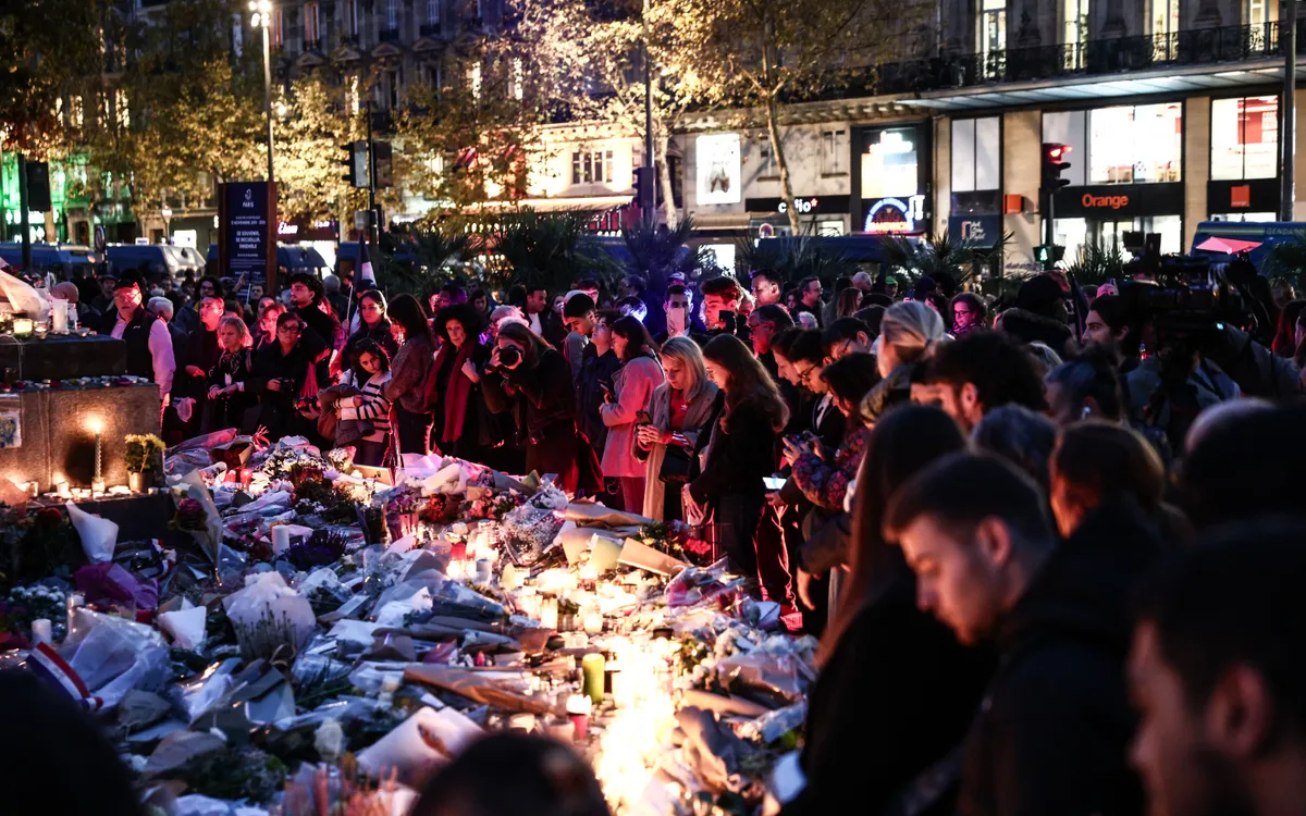 Người dân tập trung trước đài tưởng niệm tạm thời tại Quảng trường Cộng hòa ở Paris vào ngày 13/11/2025 (Ảnh: AFP)