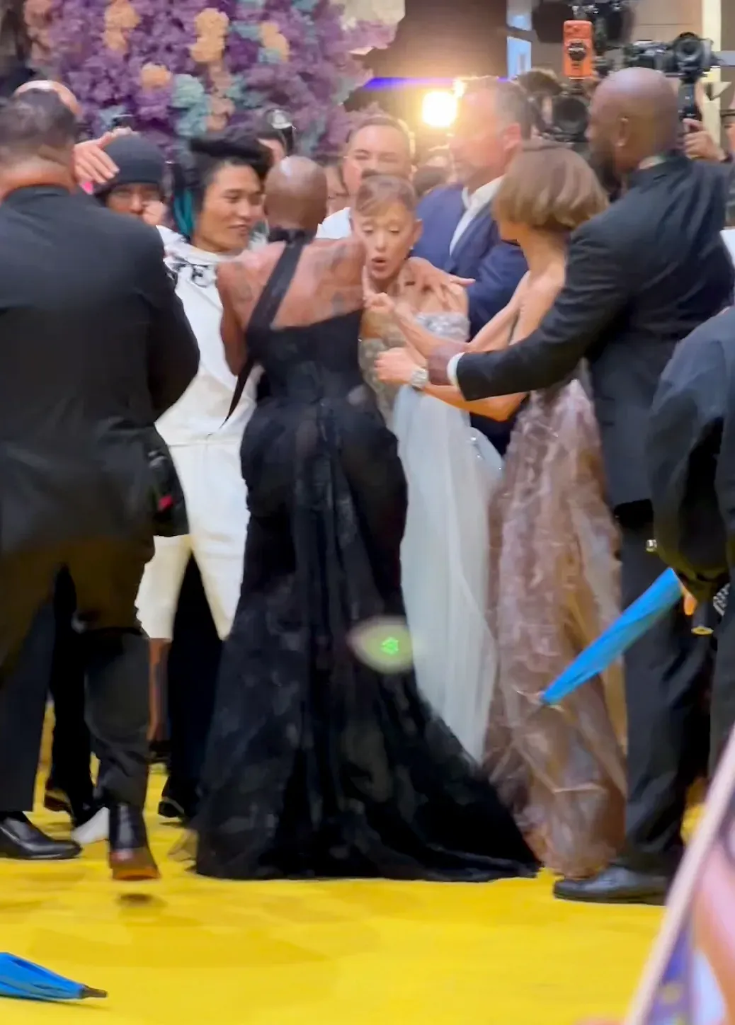 Sự cố gây hoảng loạn của Ariana Grande trên thảm đỏ phơi bày lỗ hổng an ninh đáng ngại - Ảnh 1.