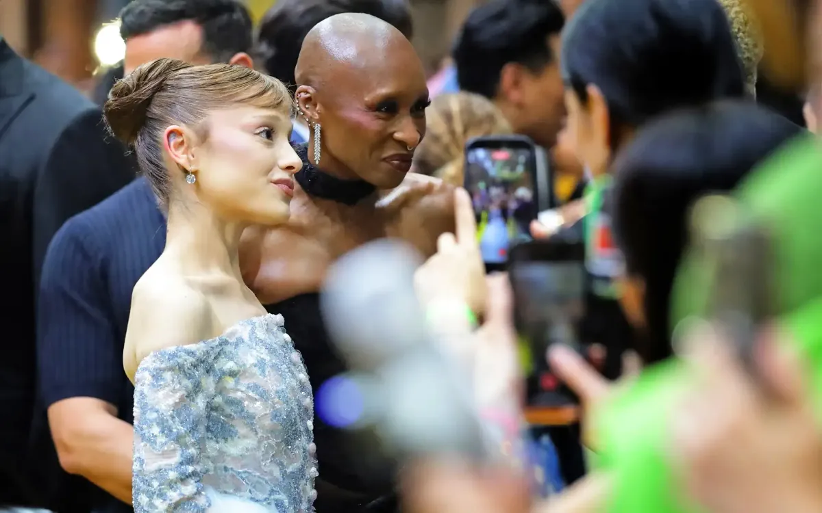 Ariana Grande và Cynthia Erivo tại sự kiện ra mắt Wicked: For Good ở Singapore (Ảnh: Getty Images)