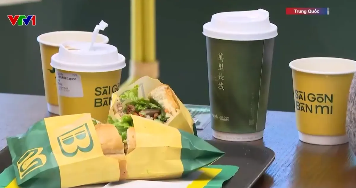 Đến Vạn lý trường thành thưởng thức bánh mì Việt Nam- Ảnh 1. Đến Vạn lý trường thành thưởng thức bánh mì Việt Nam- Ảnh 1.