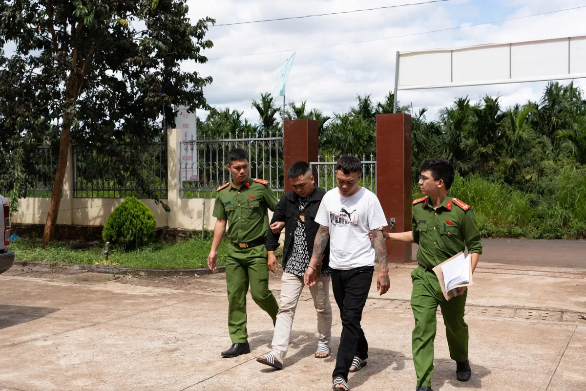 Triệt phá băng nhóm quậy phá tiểu thương, đòi tiền “bảo kê” tại hội chợ- Ảnh 2. Triệt phá băng nhóm quậy phá tiểu thương, đòi tiền “bảo kê” tại hội chợ- Ảnh 2.