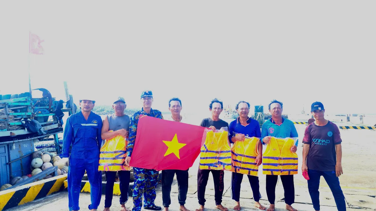 Hải quân: Sửa chữa thành công tàu cá bị hỏng hộp số tại Trường Sa - Ảnh 2.