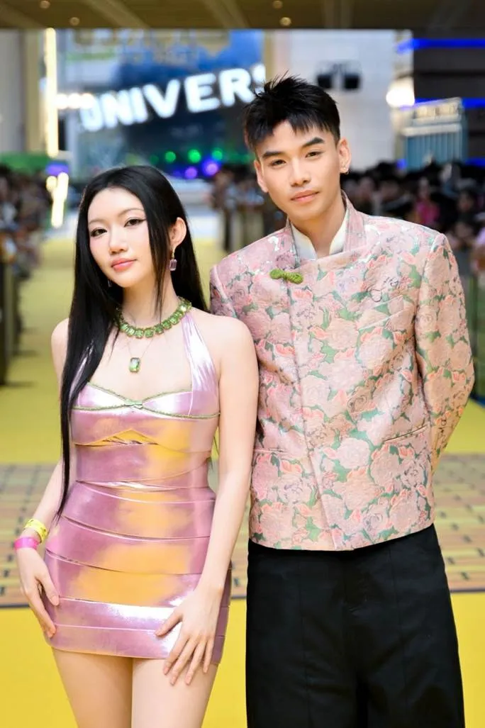 “Em xinh” Orange rạng rỡ bên Ariana Grande, Dương Tử Quỳnh trên thảm đỏ ra mắt phim Wicked phần 2  - Ảnh 1.