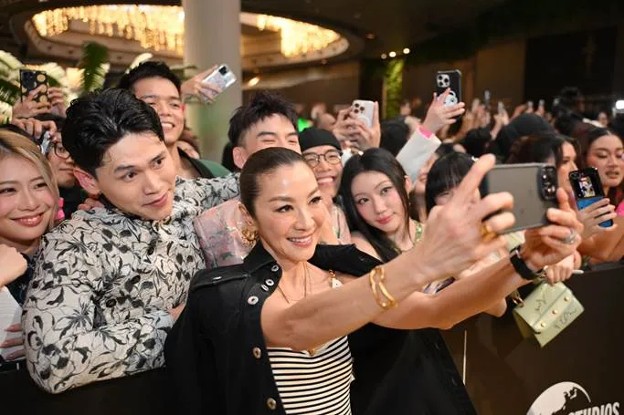 “Em xinh” Orange rạng rỡ bên Ariana Grande, Dương Tử Quỳnh trên thảm đỏ ra mắt phim Wicked phần 2  - Ảnh 2.