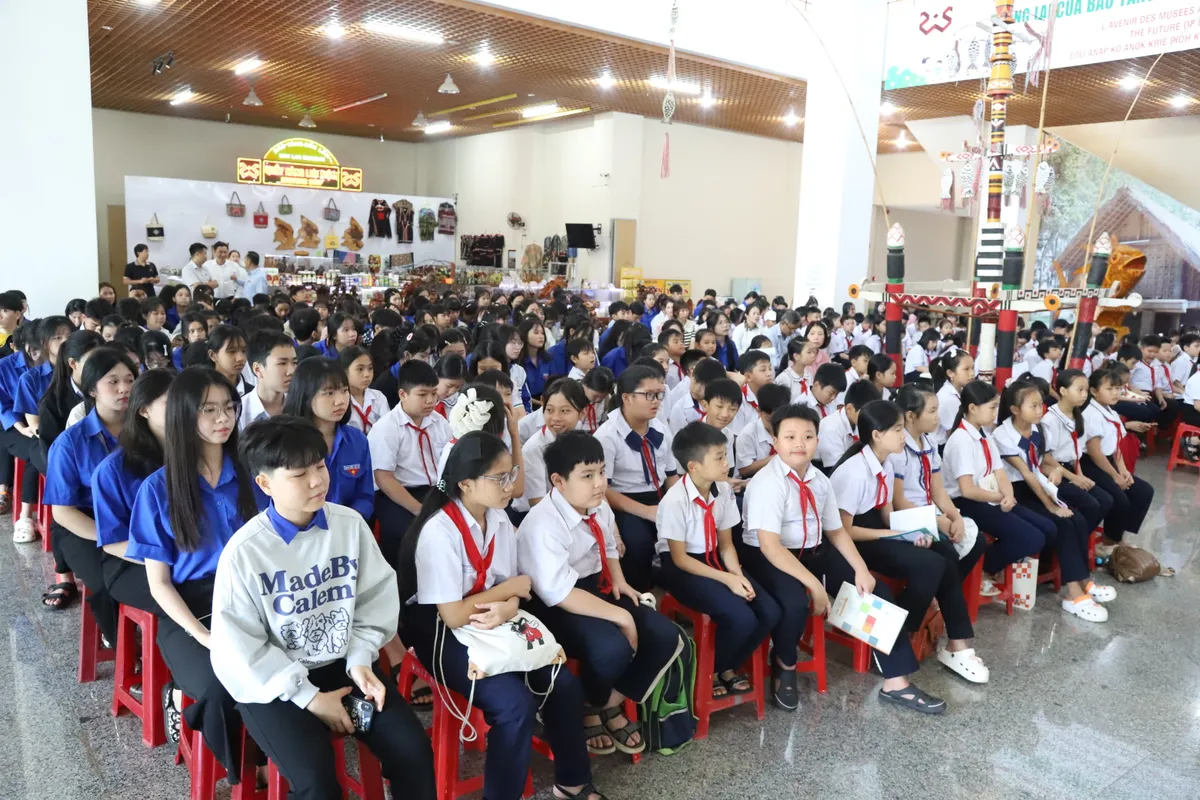 Đắk Lắk: Khai mạc Triển lãm “Di tích quốc gia đặc biệt Văn Miếu-Quốc Tử Giám” - Ảnh 4.