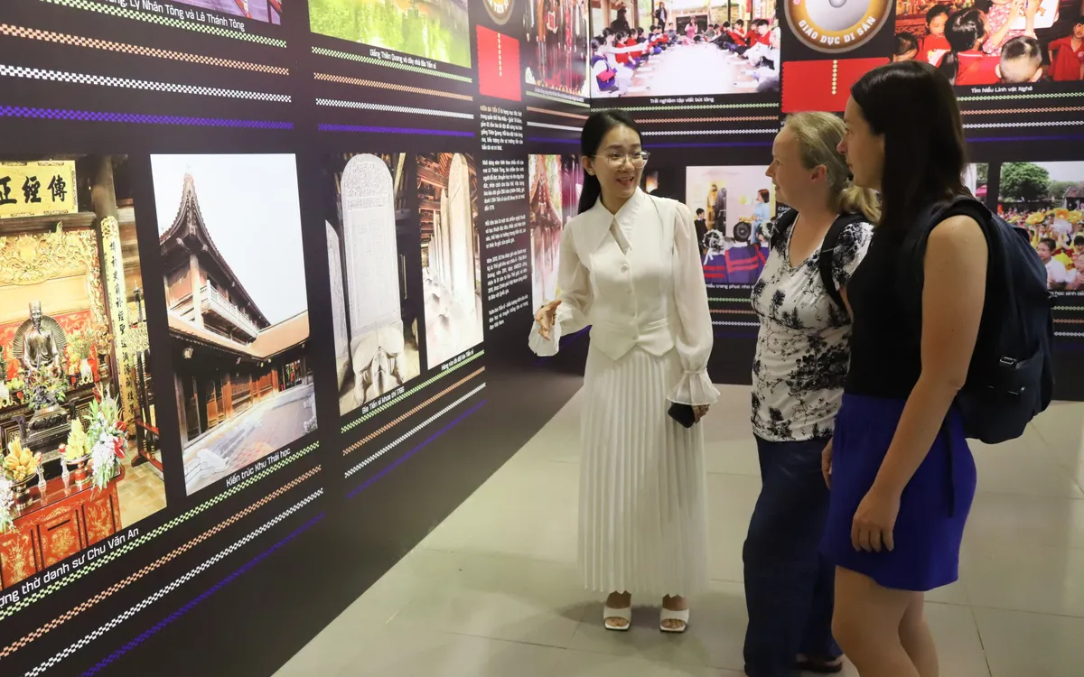 Du khách tham quan Triển lãm “Di tích quốc gia đặc biệt Văn Miếu-Quốc Tử Giám”.