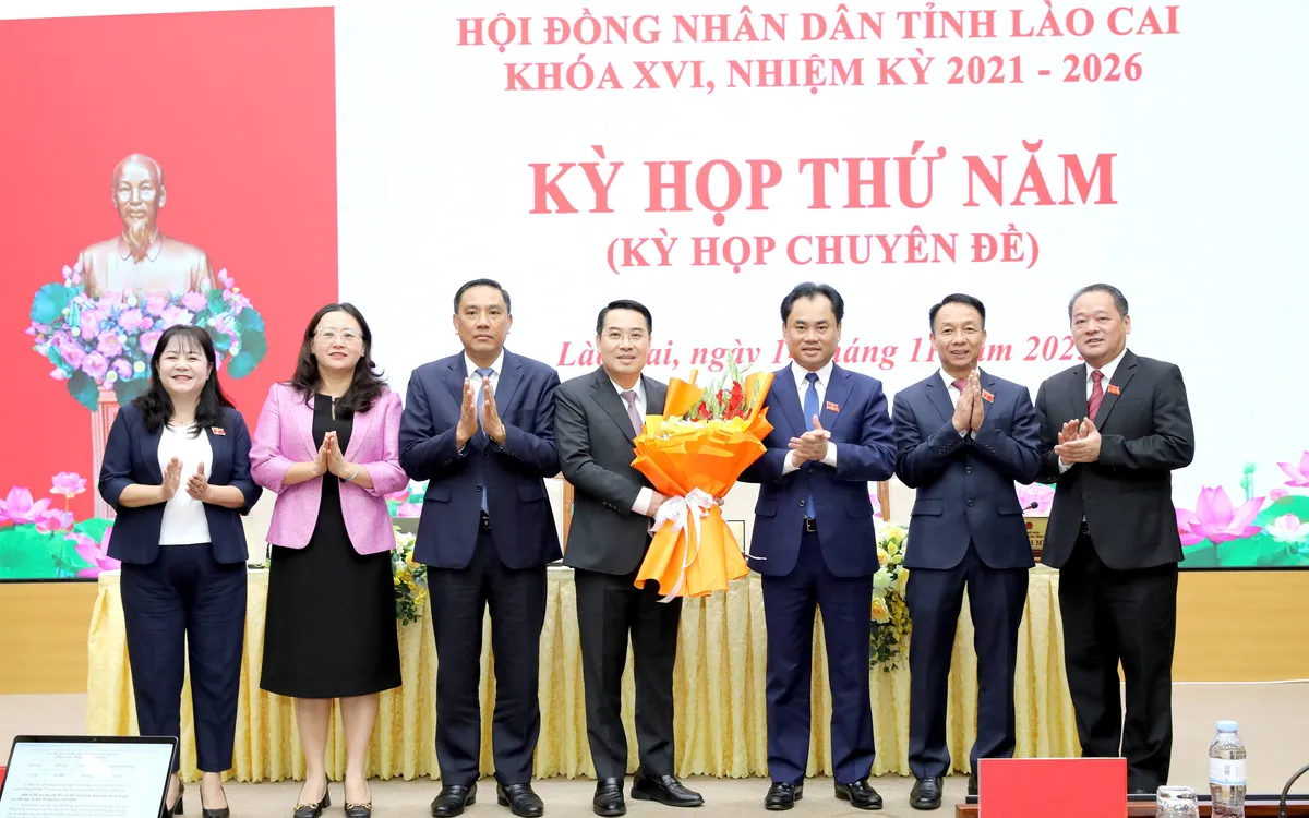 Đồng chí Trịnh Việt Hùng - Ủy viên dự khuyết Ban Chấp hành Trung ương Đảng, Bí thư Tỉnh ủy, Chủ tịch HĐND tỉnh và các đồng chí lãnh đạo tỉnh tặng hoa chúc mừng đồng chí Nguyễn Tuấn Anh - Phó Bí thư Tỉnh ủy được bầu giữ chức Chủ tịch UBND tỉnh, nhiệm kỳ 2021 - 2026