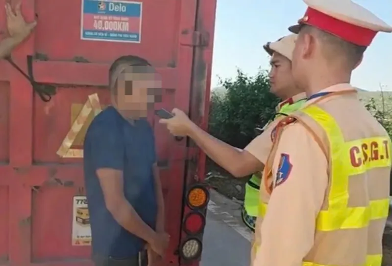 Phạt 79 triệu đồng chủ xe và lái xe chở hàng siêu trường vi phạm trên cao tốc - Ảnh 1.