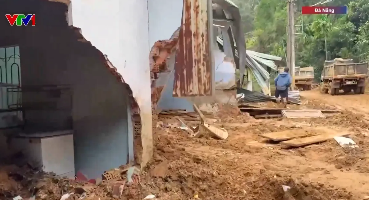 Nhiều ngôi nhà dọc tuyến Quốc lộ 40B bị đổ sập do sạt lở- Ảnh 2.