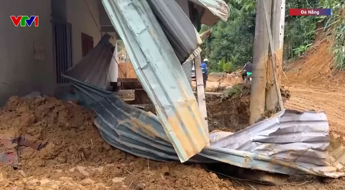 Nhiều ngôi nhà dọc tuyến Quốc lộ 40B bị đổ sập do sạt lở- Ảnh 1.