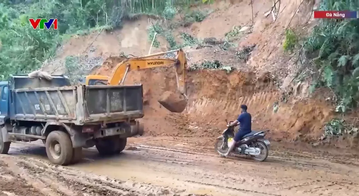 Nhiều ngôi nhà dọc tuyến Quốc lộ 40B bị đổ sập do sạt lở- Ảnh 3.