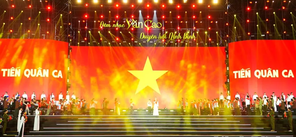 Bài hát "Tiến quân ca" vang lên tại Quảng trường Đinh Tiên Hoàng Đế, phường Hoa Lư khiến nhiều người xúc động.