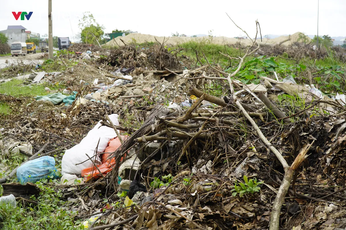 Nghệ An: Nhanh chóng xử lý rác thải chất đống cao ngút hai bên đường ở trung tâm đô thị - Ảnh 3. Nghệ An: Nhanh chóng xử lý rác thải chất đống cao ngút hai bên đường ở trung tâm đô thị - Ảnh 3.