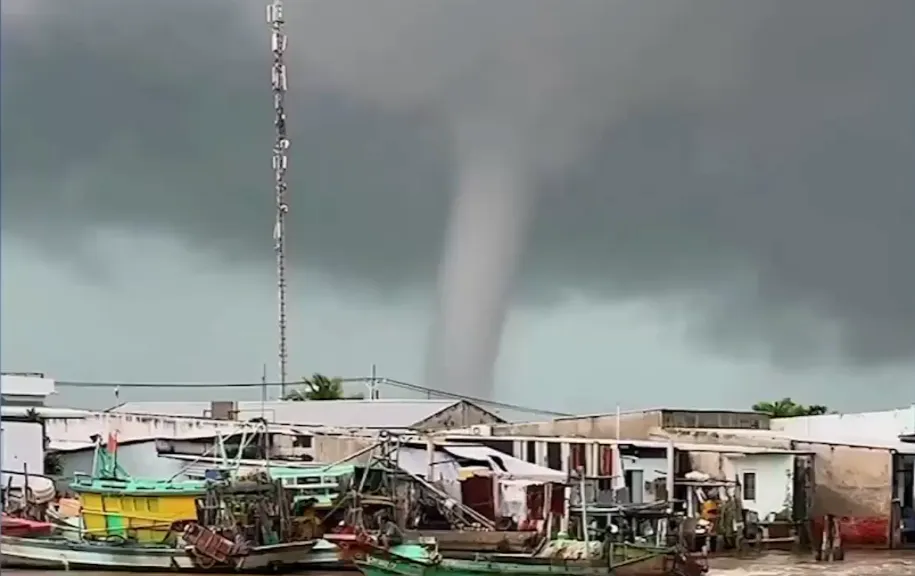 Vòi rồng cao hàng trăm mét xuất hiện ở Cà Mau- Ảnh 1.