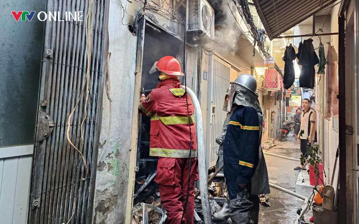 Lực lượng chức năng chữa cháy.