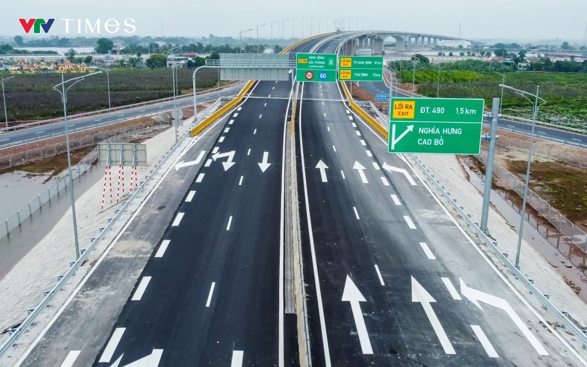 Cầu vượt sông Đáy nối xã Nghĩa Hưng và xã Khánh Thiện, tỉnh Ninh Bình thuộc tuyến cao tốc CT.08 đã hoàn thành. Ảnh: Mai Chiến