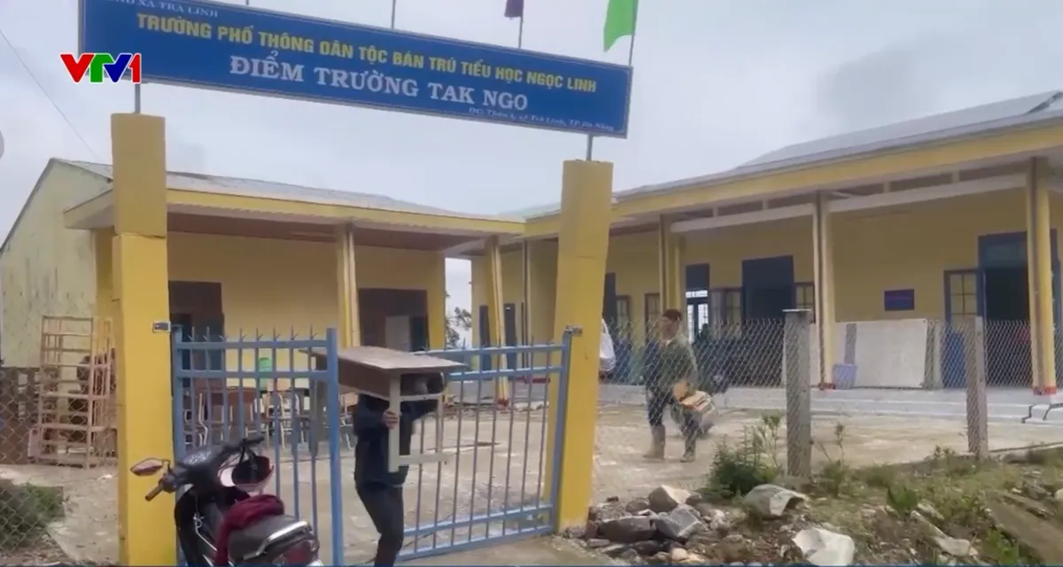 Đường lên thủ phủ sâm Ngọc Linh bị cô lập, người dân bắc thang vượt sạt lở- Ảnh 2.