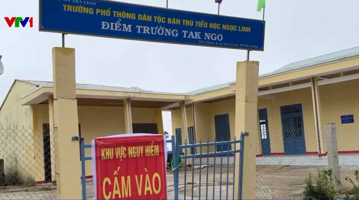 Đường lên thủ phủ sâm Ngọc Linh bị cô lập, người dân bắc thang vượt sạt lở- Ảnh 3.