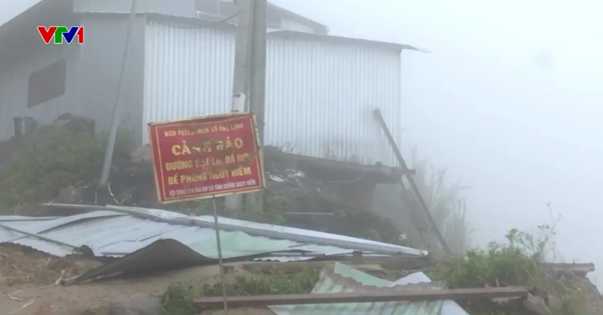 Đường lên thủ phủ sâm Ngọc Linh bị cô lập, người dân bắc thang vượt sạt lở- Ảnh 4.