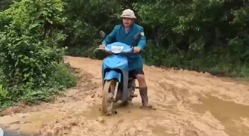 C&otilde;ng con đi học, dắt xe lội b&ugrave;n v&igrave; đường lầy lội- Ảnh 1.