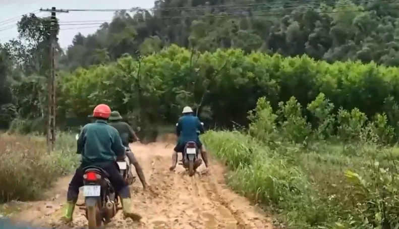 C&otilde;ng con đi học, dắt xe lội b&ugrave;n v&igrave; đường lầy lội- Ảnh 2.