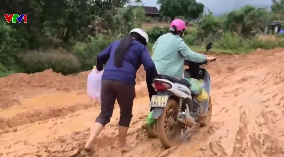 C&otilde;ng con đi học, dắt xe lội b&ugrave;n v&igrave; đường lầy lội- Ảnh 3.