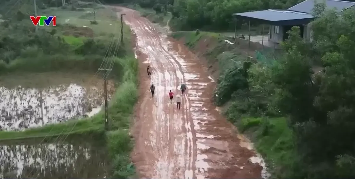 Khổ v&igrave; tuyến đường đầy b&ugrave;n đất nhiều th&aacute;ng thi c&ocirc;ng dang dở - Ảnh 1.