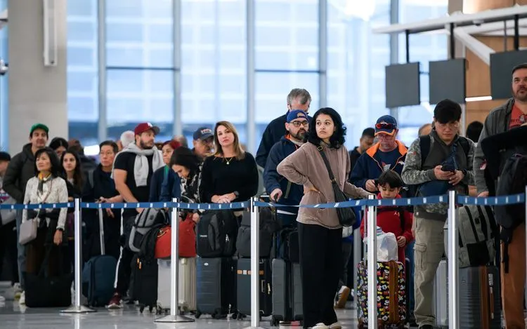 Việc lực lượng nhân sự thiếu hụt nghiêm trọng - do chính phủ đóng cửa - đã làm gia tăng tình trạng ùn tắc tại các sân bay Mỹ trong thời gian qua (Ảnh: Getty Images)
