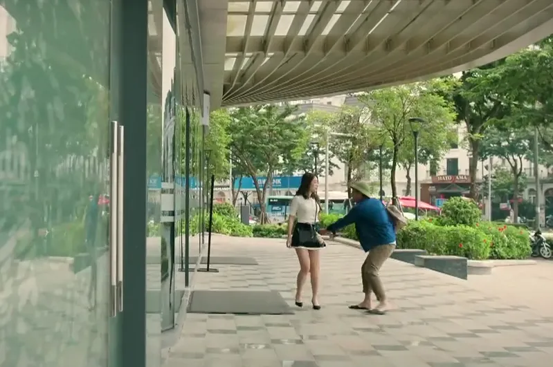 Cách em 1 milimet - Tập 22: Con gái ông trùm tới quán thịt xiên dò hỏi về Thư 'ống bơ' - Ảnh 3.