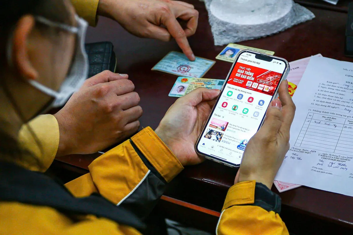 Công an TP Hà Nội đến từng hộ dân hướng dẫn làm sạch dữ liệu GPLX, đăng ký xe- Ảnh 6.