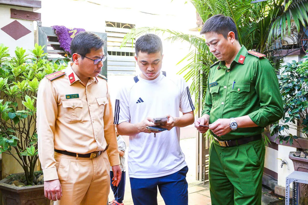 Công an TP Hà Nội đến từng hộ dân hướng dẫn làm sạch dữ liệu GPLX, đăng ký xe- Ảnh 4.