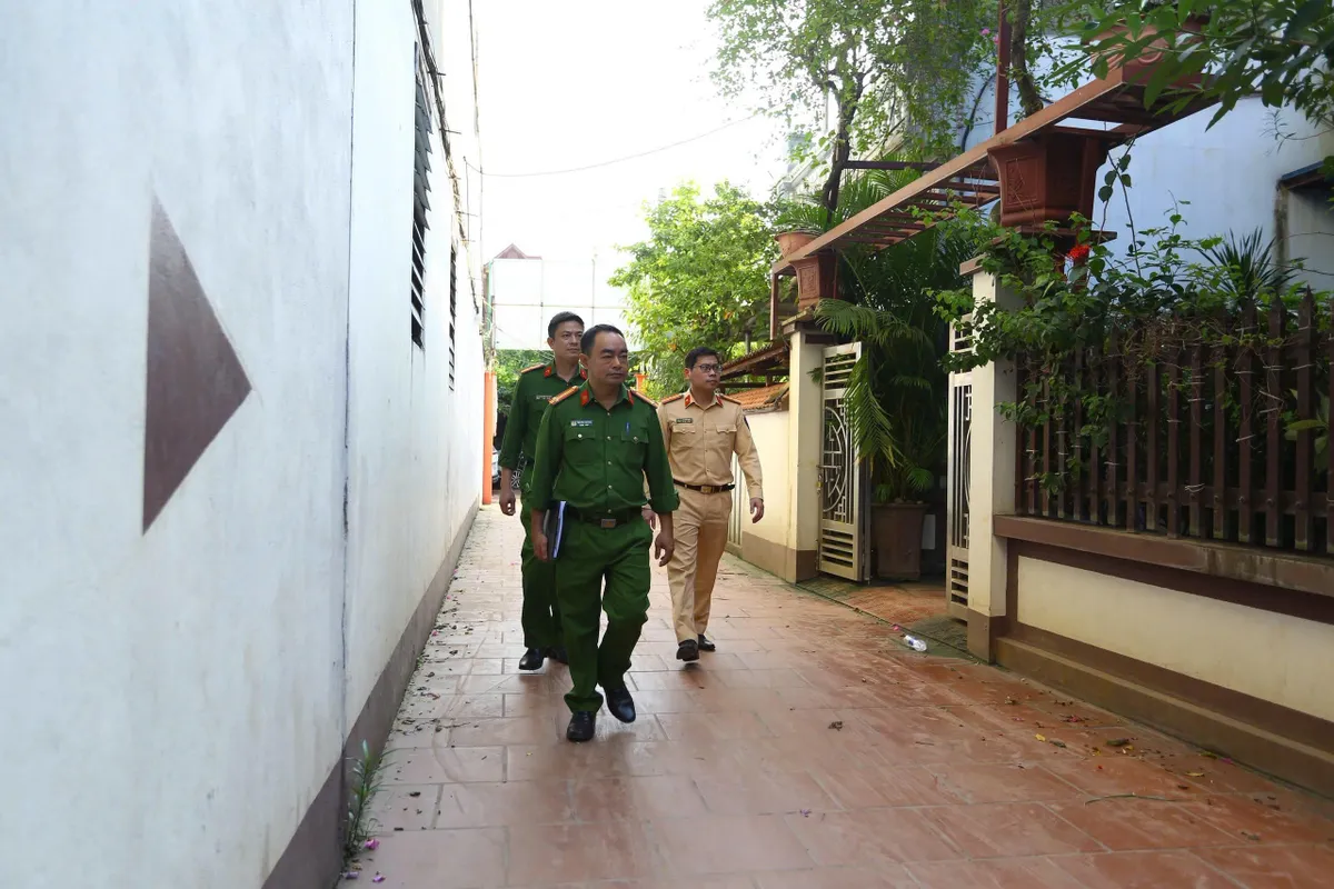 Công an TP Hà Nội đến từng hộ dân hướng dẫn làm sạch dữ liệu GPLX, đăng ký xe- Ảnh 1.