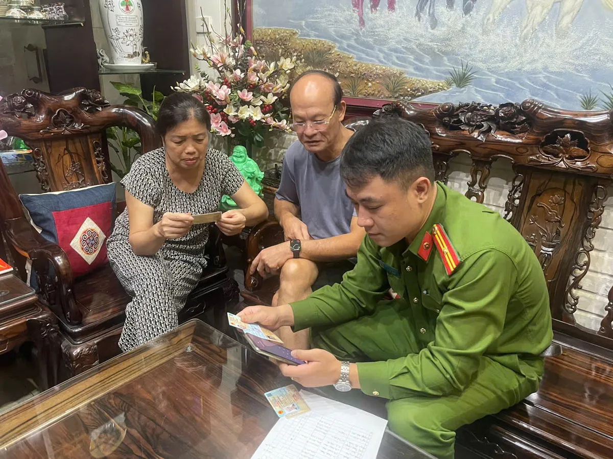 Công an TP Hà Nội đến từng hộ dân hướng dẫn làm sạch dữ liệu GPLX, đăng ký xe- Ảnh 2.