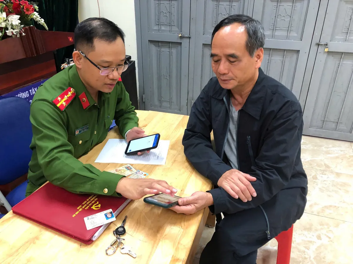 Công an TP Hà Nội đến từng hộ dân hướng dẫn làm sạch dữ liệu GPLX, đăng ký xe- Ảnh 5.