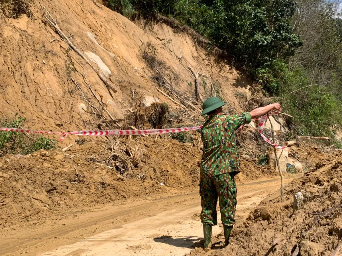 Sạt lở ở vùng cao Đà Nẵng, 3 người mất liên lạc- Ảnh 2.