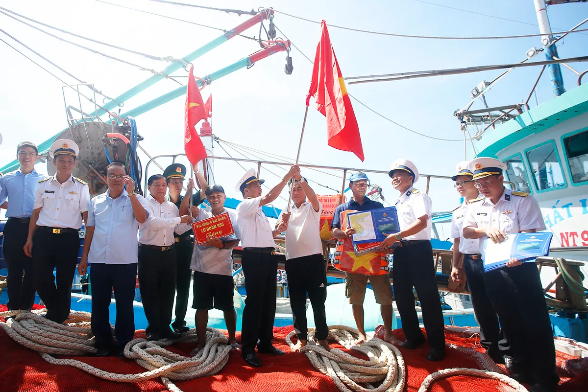 Vùng 4 Hải quân: Điểm tựa vững chắc cho ngư dân vươn khơi - Ảnh 1.