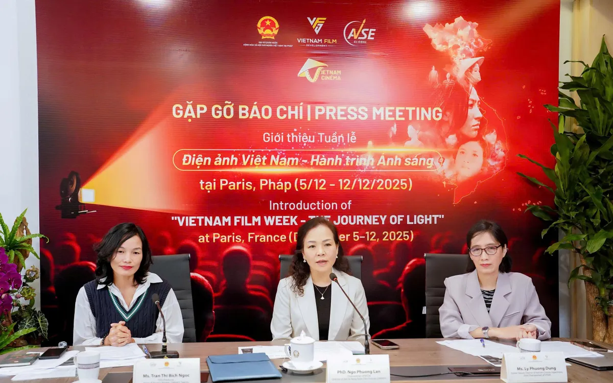 TS Ngô Phương Lan, Chủ tịch Hiệp hội Xúc tiến Phát triển Điện ảnh Việt Nam chủ trì họp báo tại đầu cầu Hà Nội