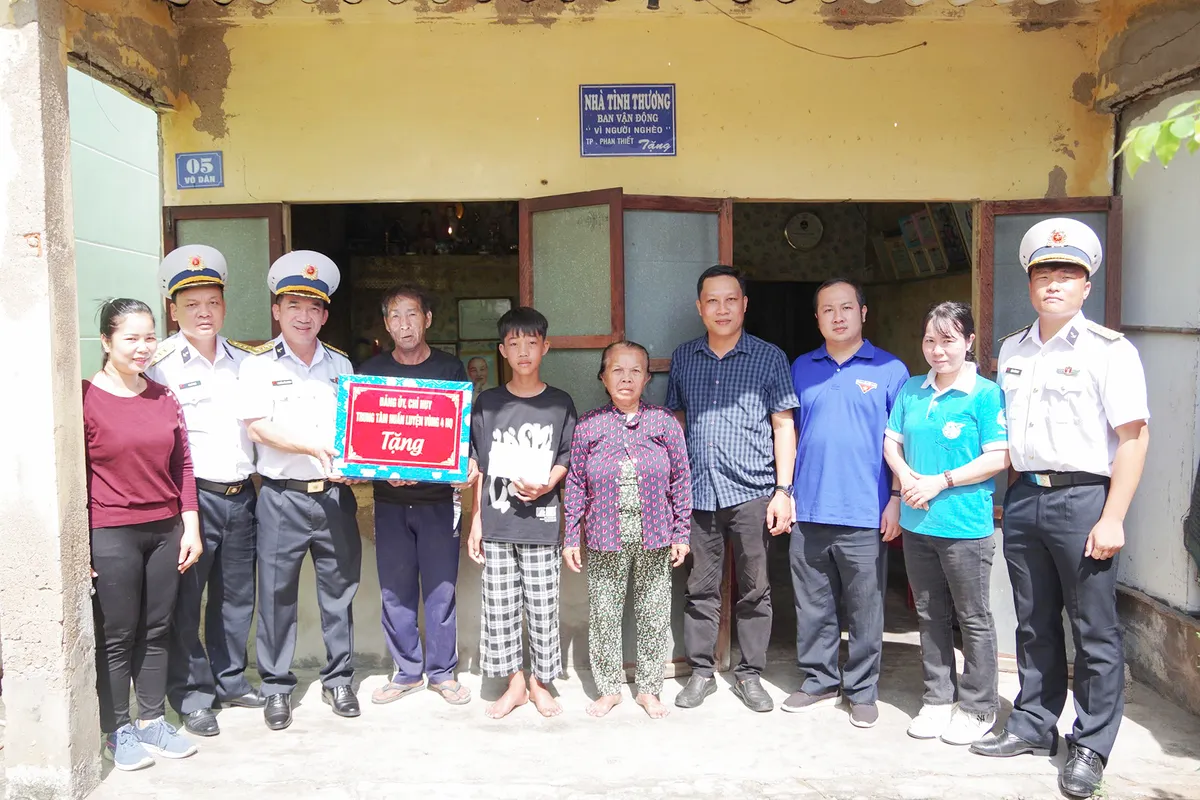 Vùng 4 Hải quân: Điểm tựa vững chắc cho ngư dân vươn khơi - Ảnh 2.