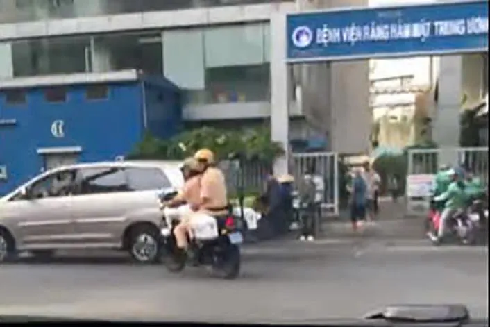 Ấm lòng từ những việc tử tế hỗ trợ người dân của Công an TP Hồ Chí Minh - Ảnh 5.