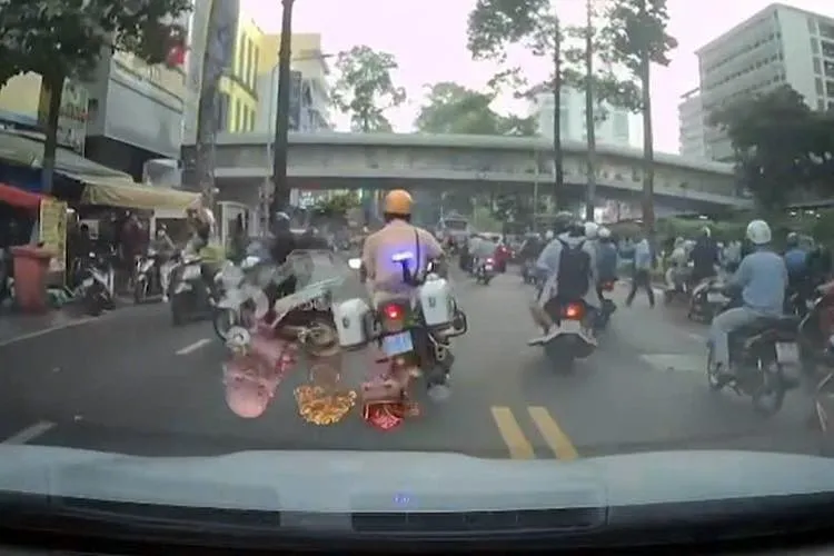 Ấm lòng từ những việc tử tế hỗ trợ người dân của Công an TP Hồ Chí Minh - Ảnh 4.