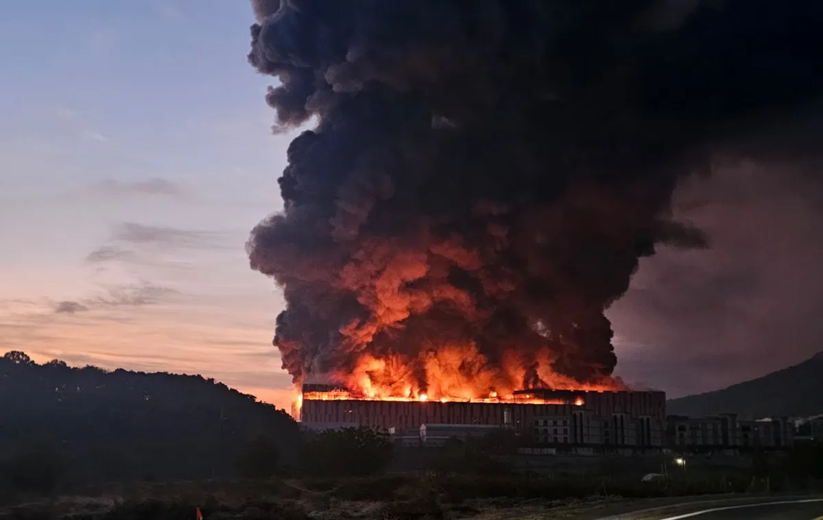 Cháy lớn suốt 9 giờ tại trung tâm hậu cần thời trang tại Hàn Quốc - Ảnh 1.