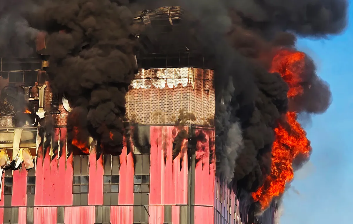 Cháy lớn suốt 9 giờ tại trung tâm hậu cần thời trang tại Hàn Quốc - Ảnh 2.